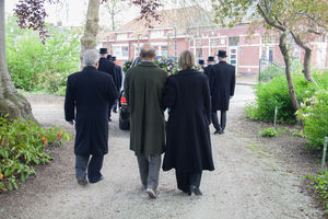 De rouwauto gaat naar de laatste rustplaats